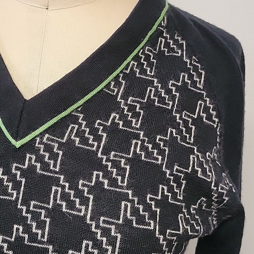 Nike Golf Black and Green V-Neck Sweater, Merino Wool, Size L - Picture 2 of 5